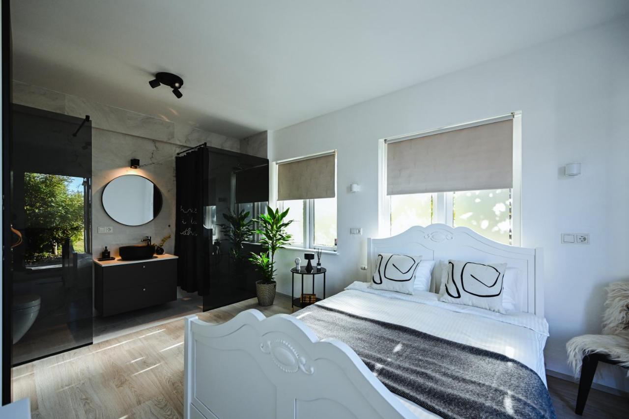 Alka - Cozy Room By The Sea With Private Hot Tub Njarthvik المظهر الخارجي الصورة