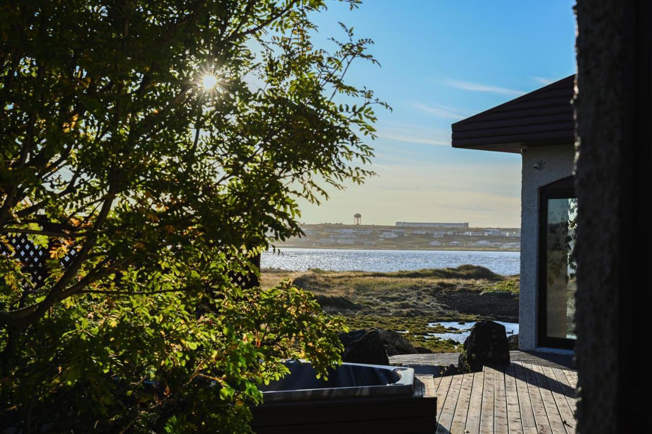 Alka - Cozy Room By The Sea With Private Hot Tub Njarthvik المظهر الخارجي الصورة