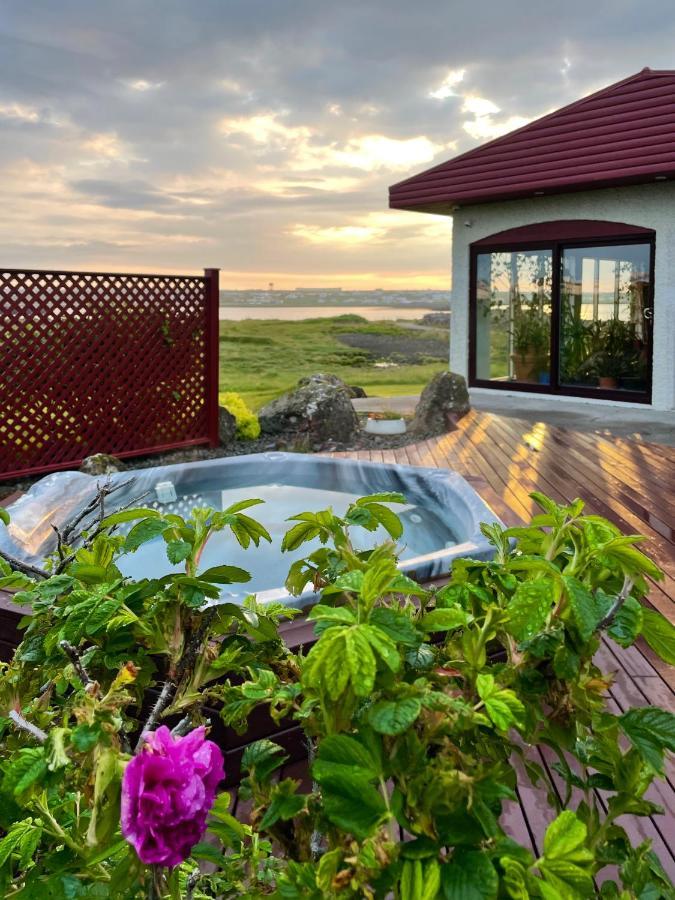 Alka - Cozy Room By The Sea With Private Hot Tub Njarthvik المظهر الخارجي الصورة